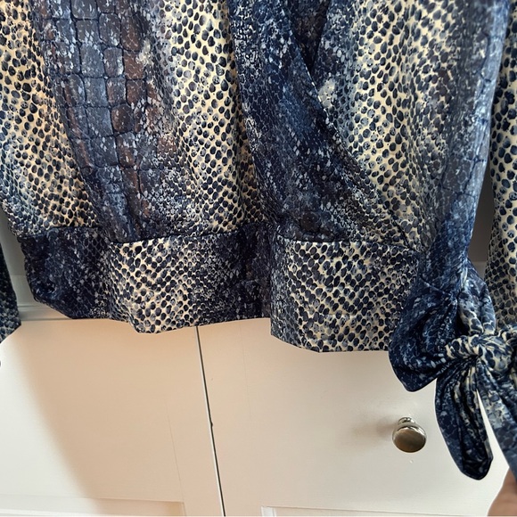 Ariel is brand women’s size large Blue Patterned Women's Top - Picture 5 of 7